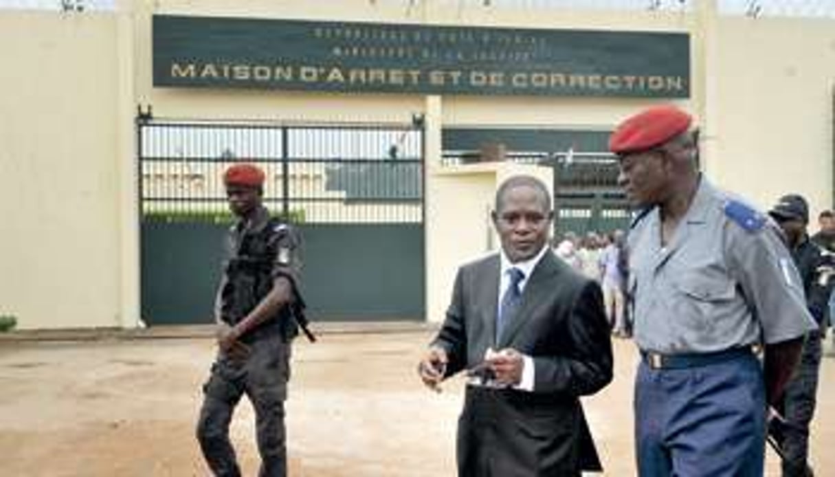 Le général Gervais Kouassi (dr.) et le procureur de la République, Kouadio Koffi (c.). © Kambou Sia/AFP