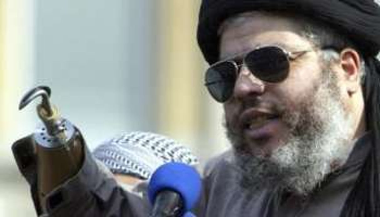 L’islamiste radical Abou Hamza, à Londres, en 2002. © Reuters
