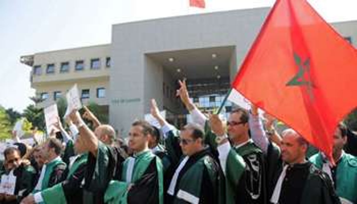 Des magistrats marocains manifestent devant la Cour de cassation à Rabat, le 6 octobre 2012. © AFP