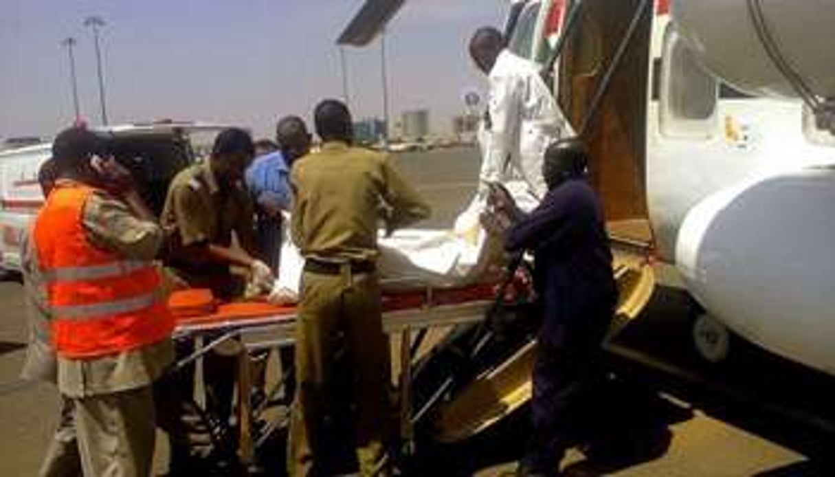 Les secouristes transportent une victime du crash près de Khartoum, le 7 octobre 2012. © AFP