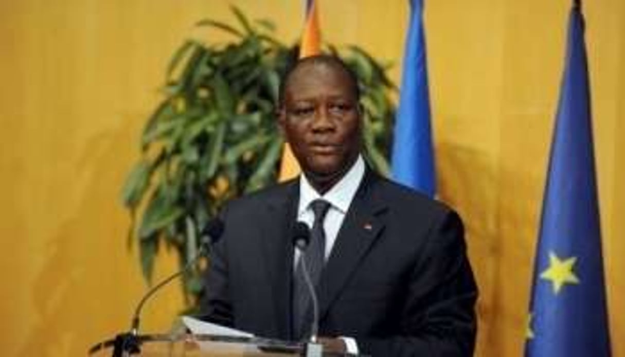 Alassane Ouattara en conférence de presse, le 5 octobre 2012 à Paris. © Eric Piermont