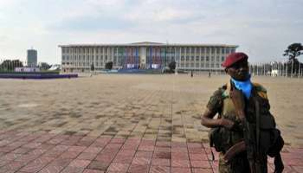 Un soldat congolais devant le palais des congrès de Kinshasa. © AFP