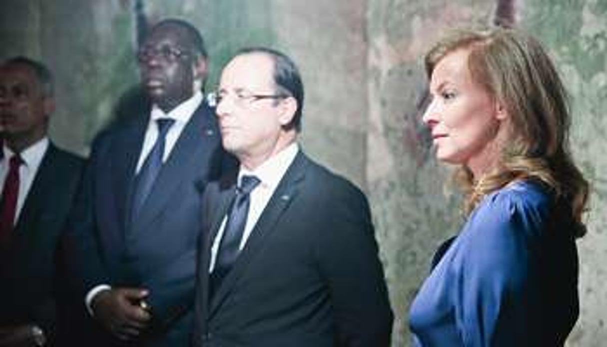 Valérie Trierweiler, François Hollande et Macky Sall à la maison des esclaves de l’île de Gorée © Élise Colette/J.A.