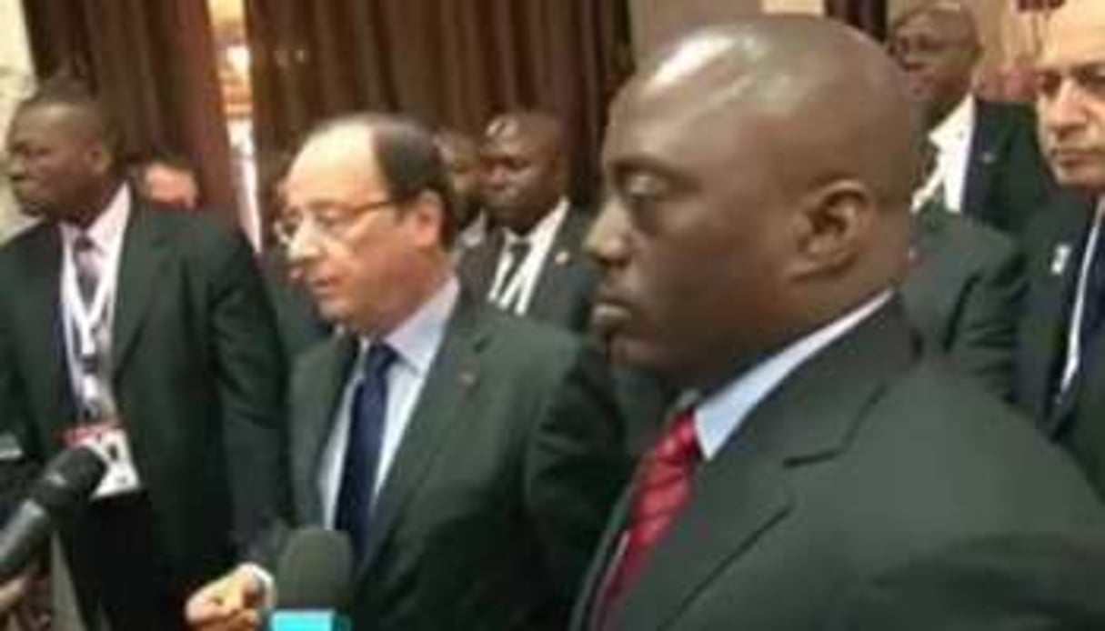 François Hollande et Joseph Kabila après leur tête-à-tête, le 13 octobre à Kinshasa. © Capture d’écran J.A./YouTube/TV5 Monde