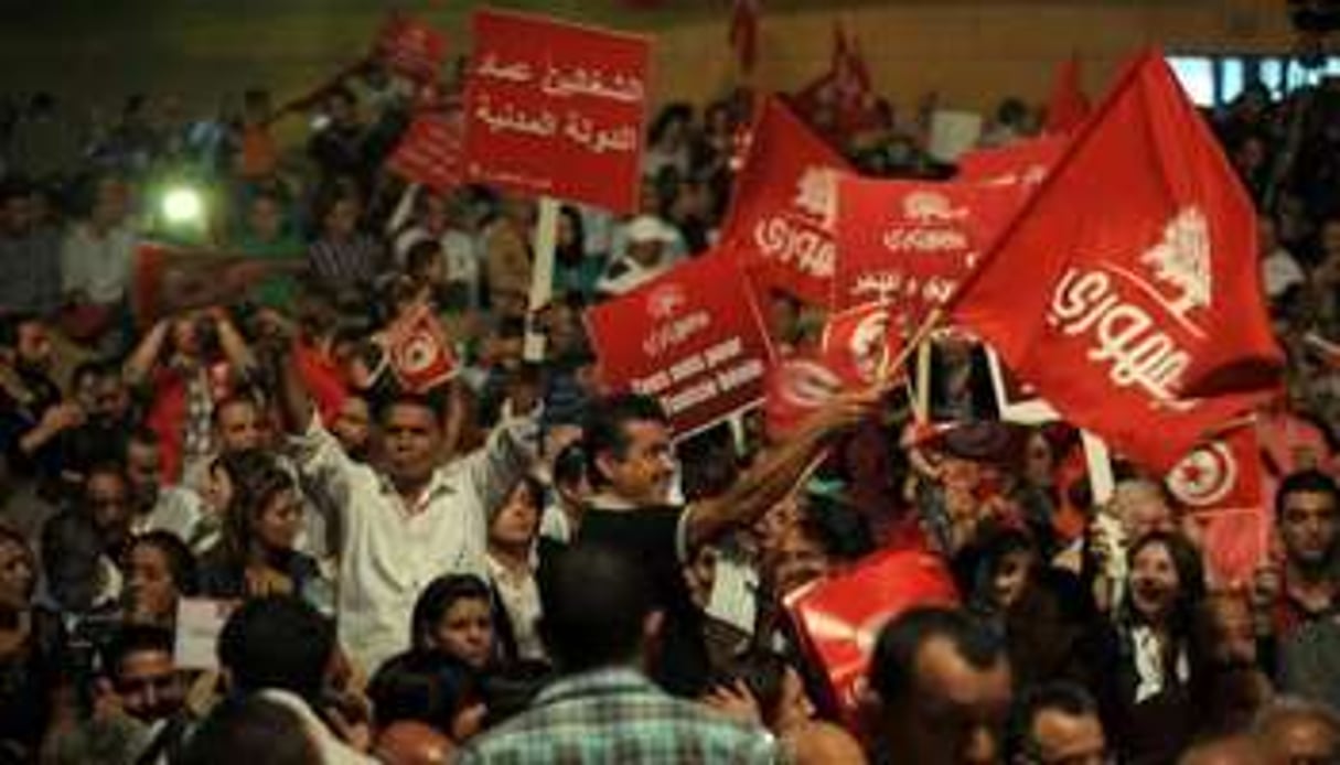 Des partisans d’Ahmed Najib Chebbi, du Parti Républicain (centriste), le 13 octobre 2012 à Tunis. © AFP