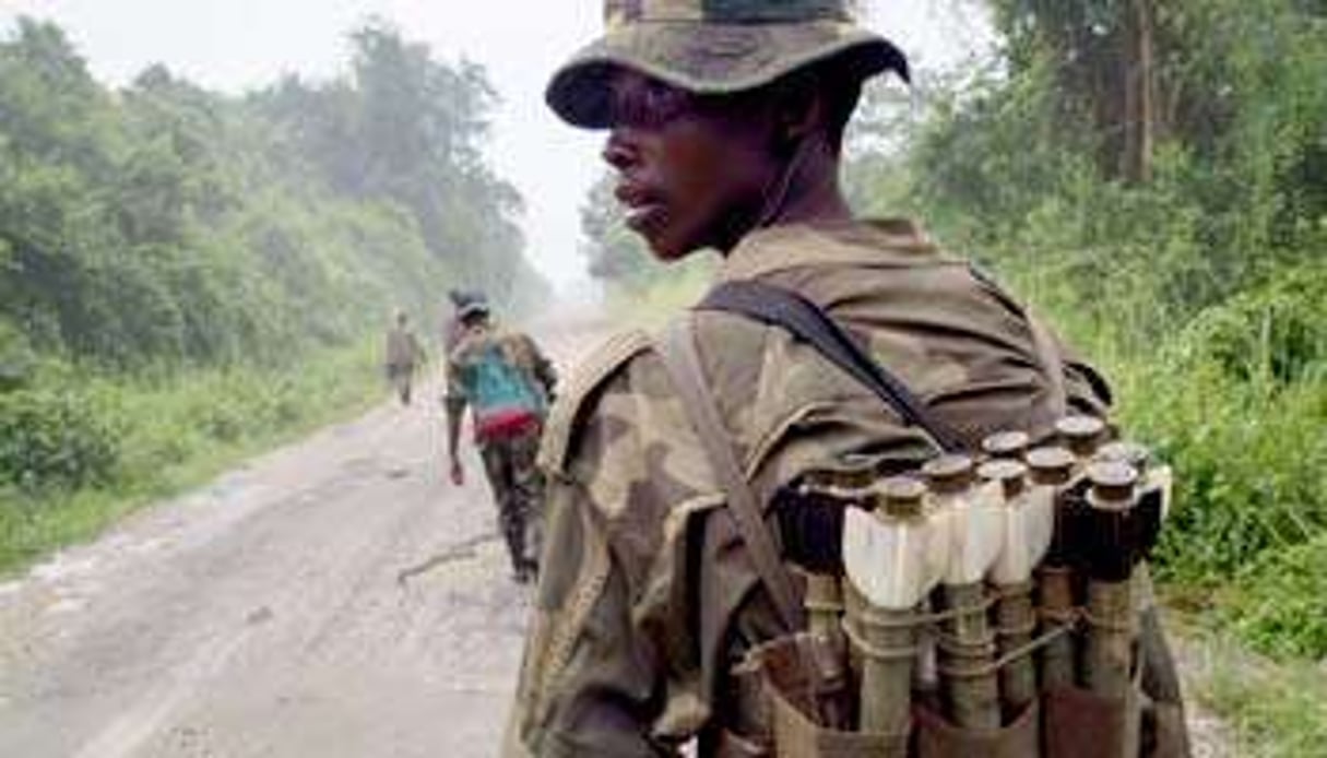 Combattants du M23 sur la route de Rutshuru, le 28 juillet. © Sipa