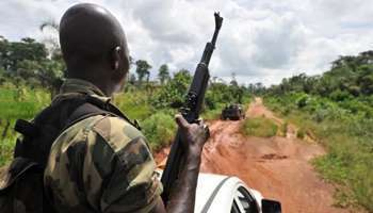 Un soldat ivoirien patrouille à proximité de la frontière avec le Libéria. © AFP