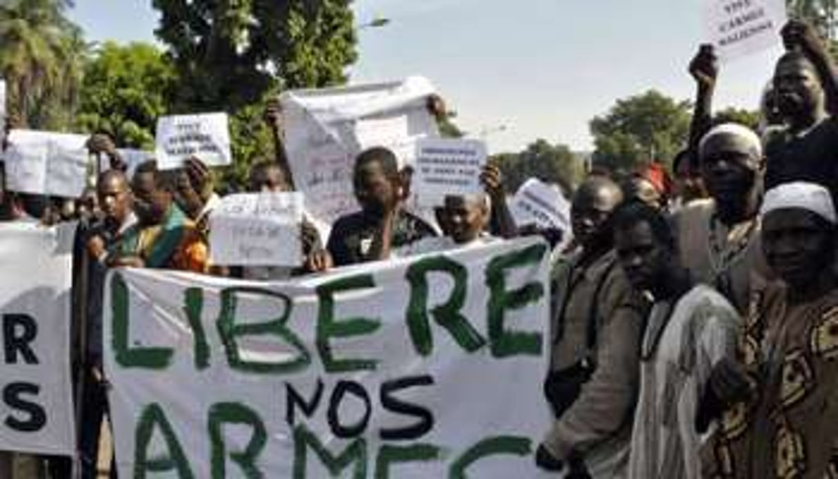 Des manifestants contre la mise en place d’une intervention militaire internationale, le 18 octobre. © AFP