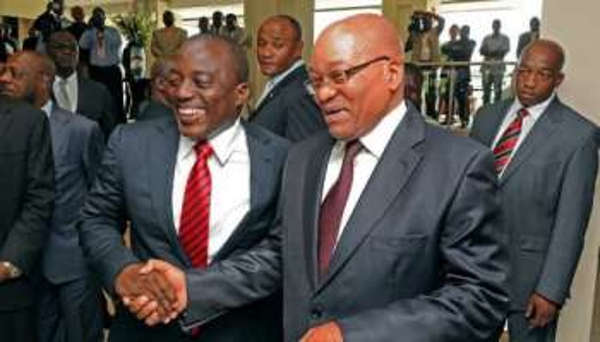 Le président sud-africain J. Zuma (à dr.), en compagnie de son homologue congolais, J. Kabila. © DRC Government/AFP