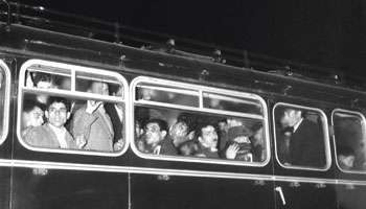 Le 17 octobre 1961, des manifestants algériens, en état d’arrestation, s’entassent dans un bus © AFP