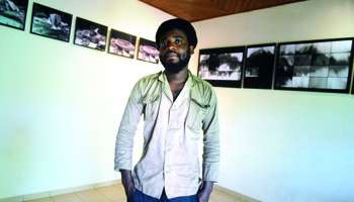 Em’Kal Eyongakpa, artiste à Yaoundé. © Vincent Fournier