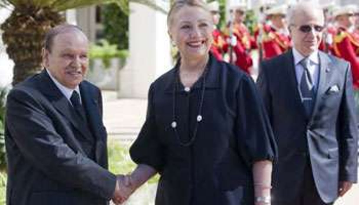 La secrétaire d’État américaine Hilary Clinton (au centre) et Abdelaziz Bouteflika. © AFP