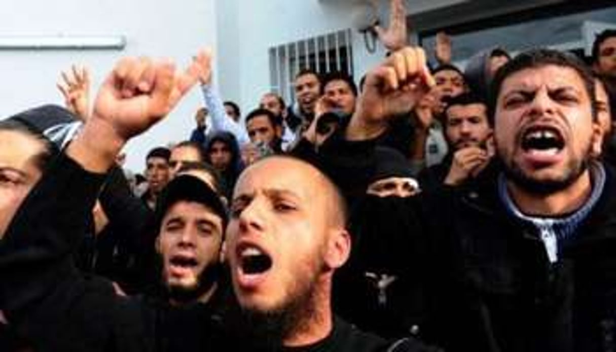 Des manifestants salafistes à La Manouba, près de Tunis, en novembre 2011. © AFP