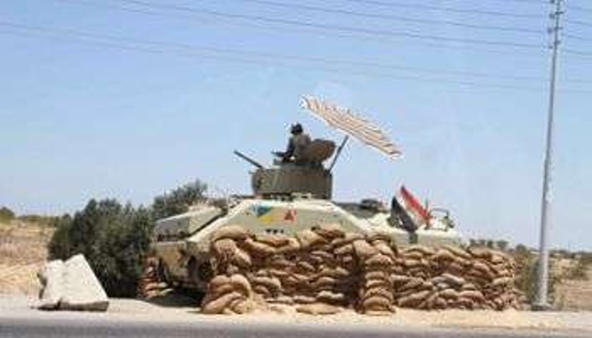 Un char égyptien dans le Sinaï, près de la frontière avec la bande de Gaza, le 6 août 2012. © AFP