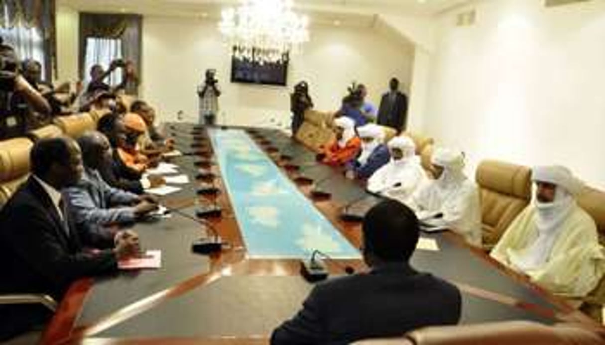 Blaise Compaoré (c) lors de sa rencontre avec le groupe Ansar Eddine à Ouagadougou. © AFP