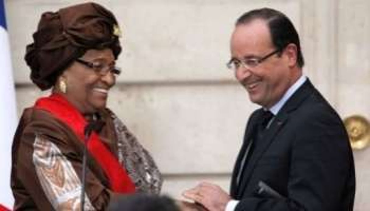 Ellen Johnson-Sirleaf et François Hollande, le 7 novembre, à Paris. © AFP