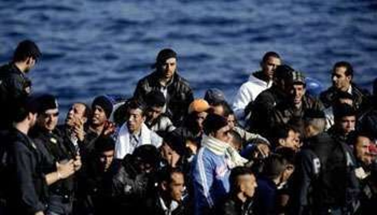 Des migrants libyens à Lampedusa en avril 2011. © AFP