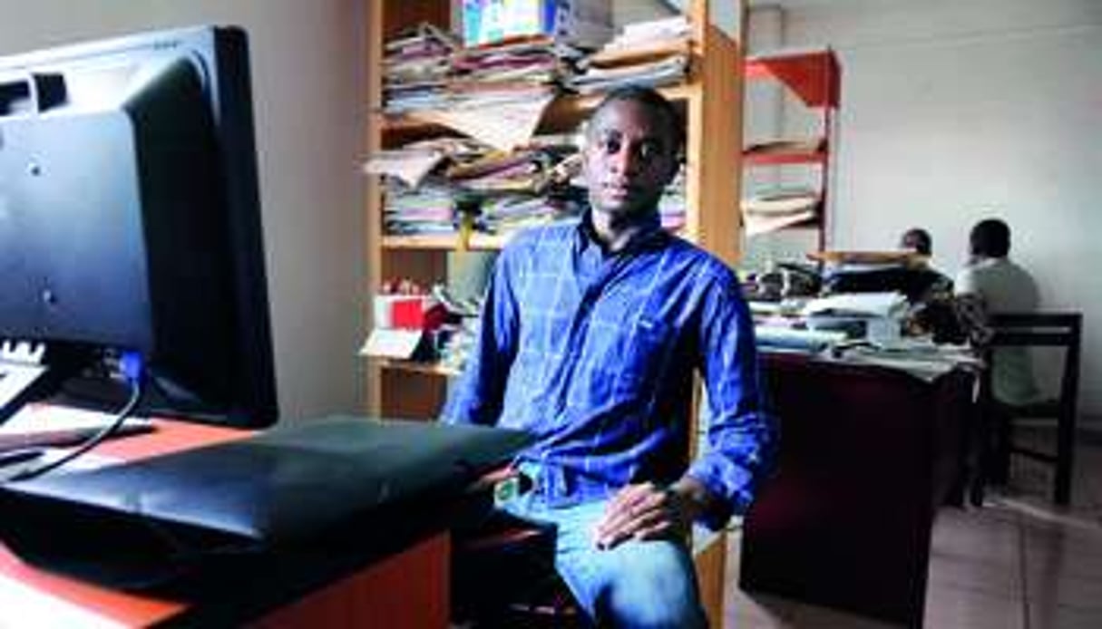 Sylvain Andzongo a 31 ans et est journaliste à l’hebdomadaire Repères, à Yaoundé. © Vincent Fournier