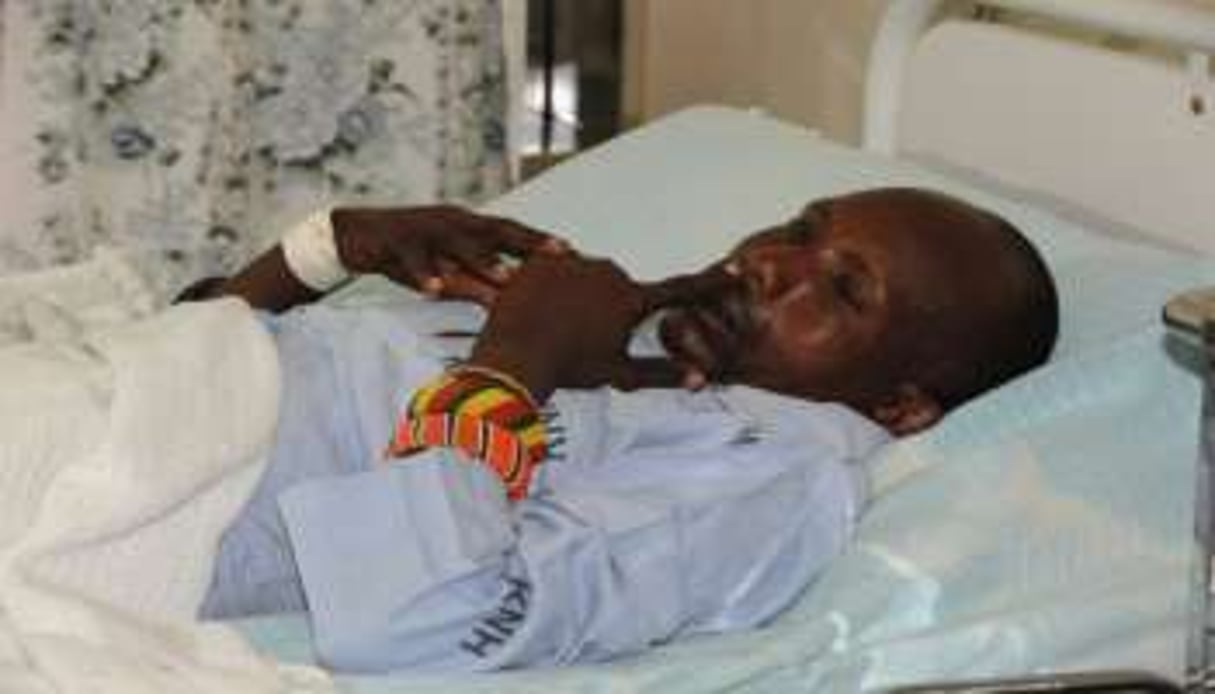 Un policier blessé dans une embuscade, le 11 novembre 2012 à l’hôpital à Nairobi. © AFP
