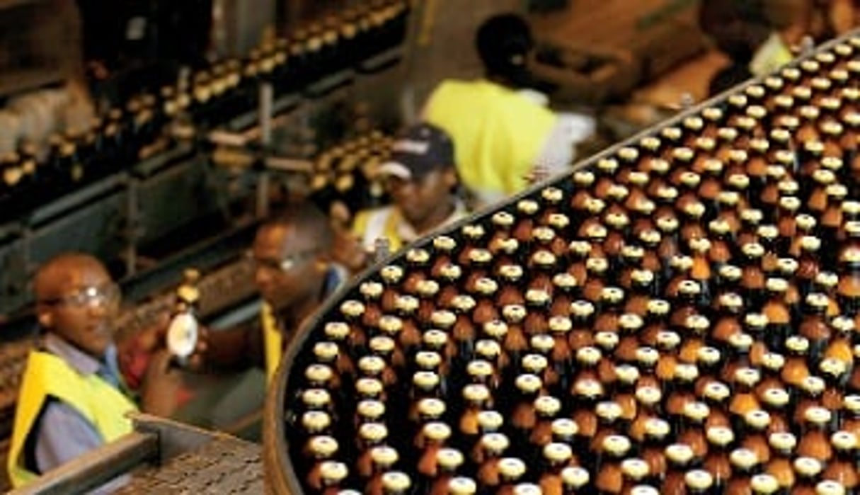 Au Kenya, East African Breweries a été pénalisé par la mise en application d’un Alcoholic Drinks Control Act. © ThomasMukoya_Reuters