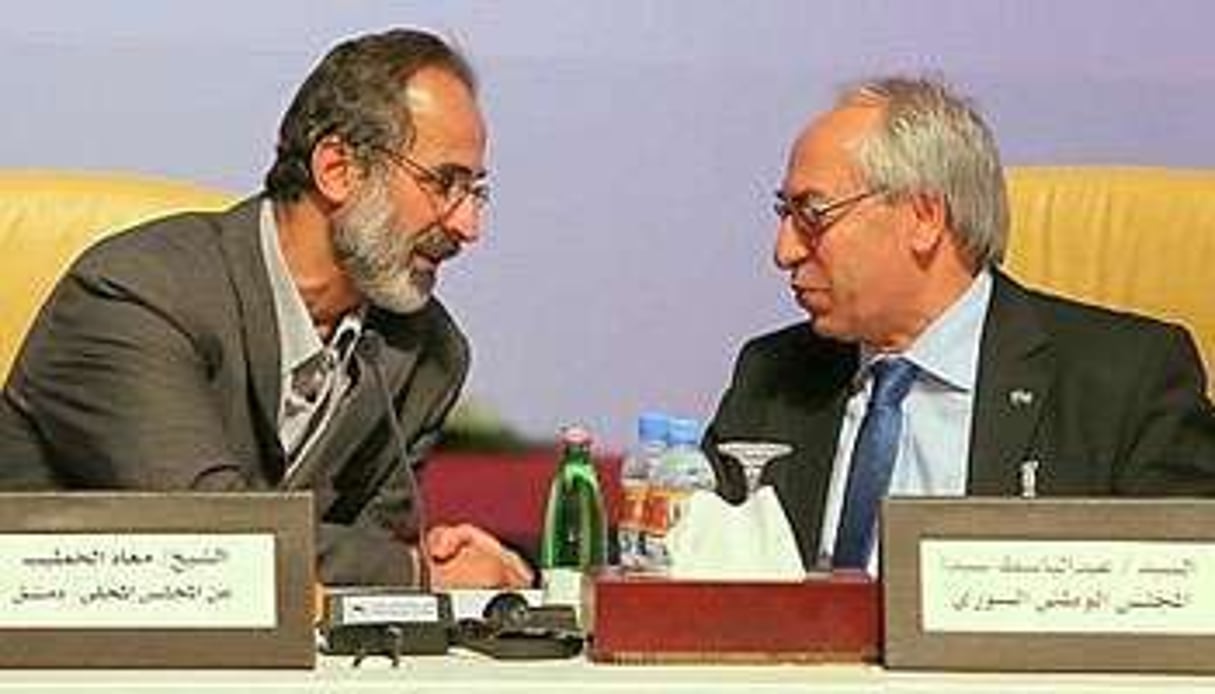 Le chef de l’opposition Ahmad Moaz al-Khatib avec l’ex-président du CNS Abdel Basset Sayda. © AFP