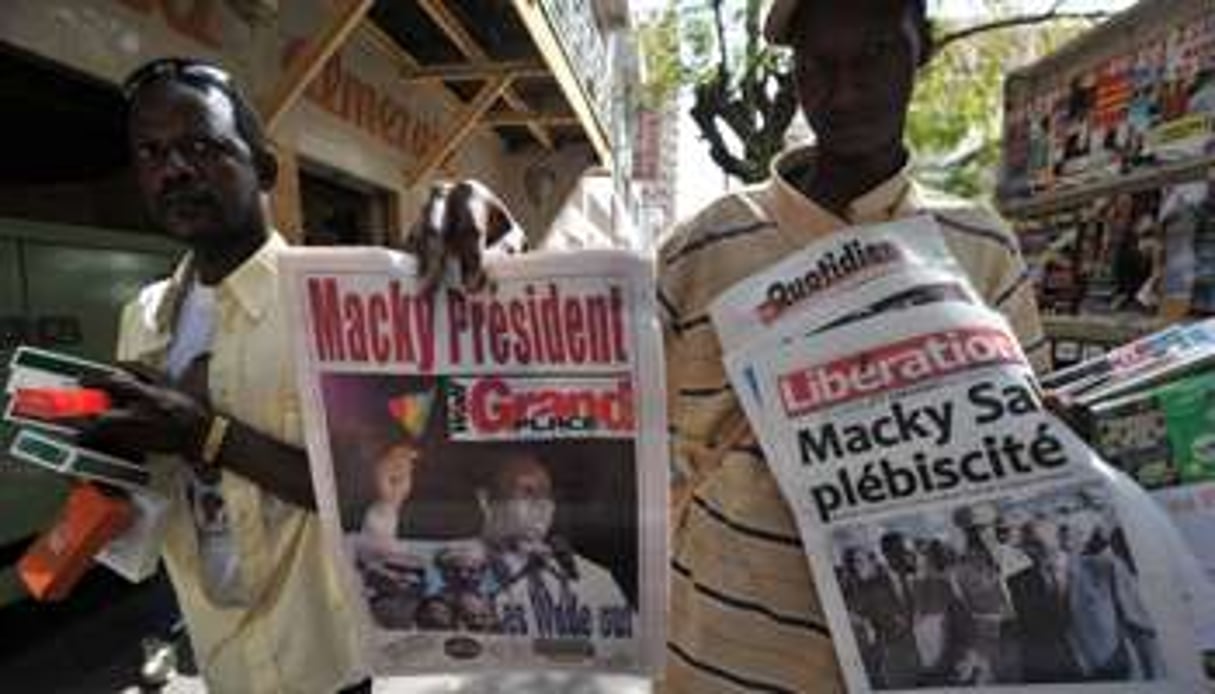 Des vendeurs de journaux sénégalais. © AFP
