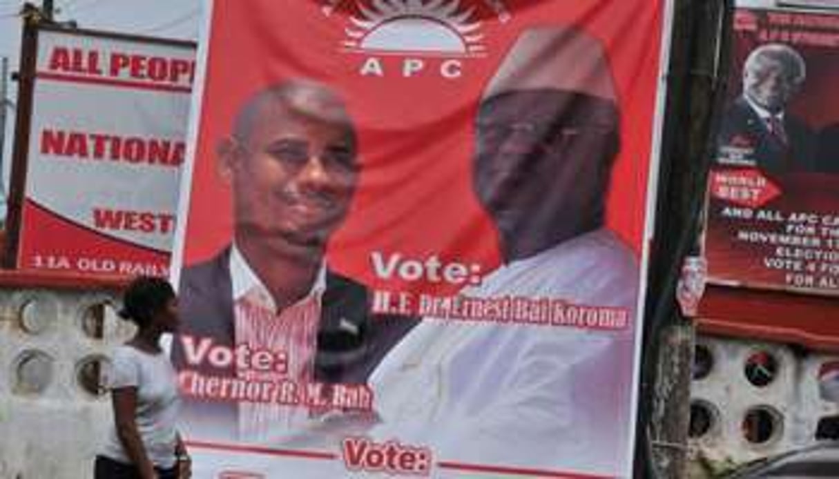 Des affiches électorales à Freetown, le 14 novembre 2012. © AFP