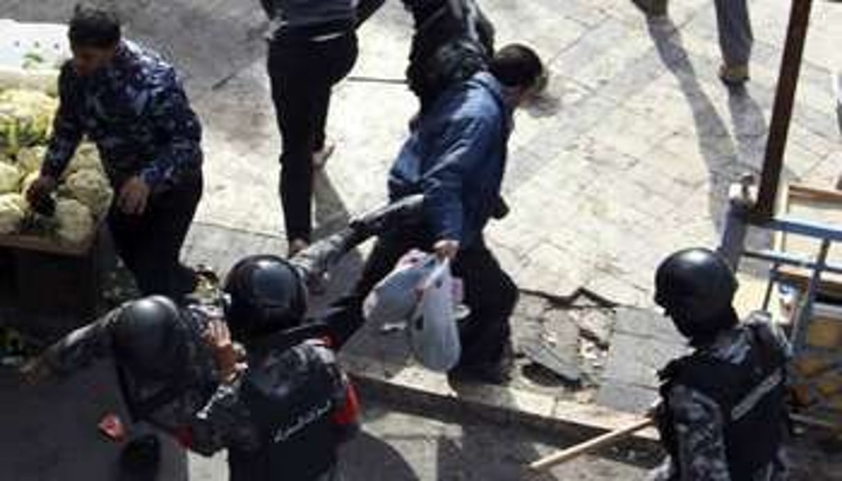 Des policiers empêchent des protestataires de passer, le 16 novembre à Amman. © Reuters