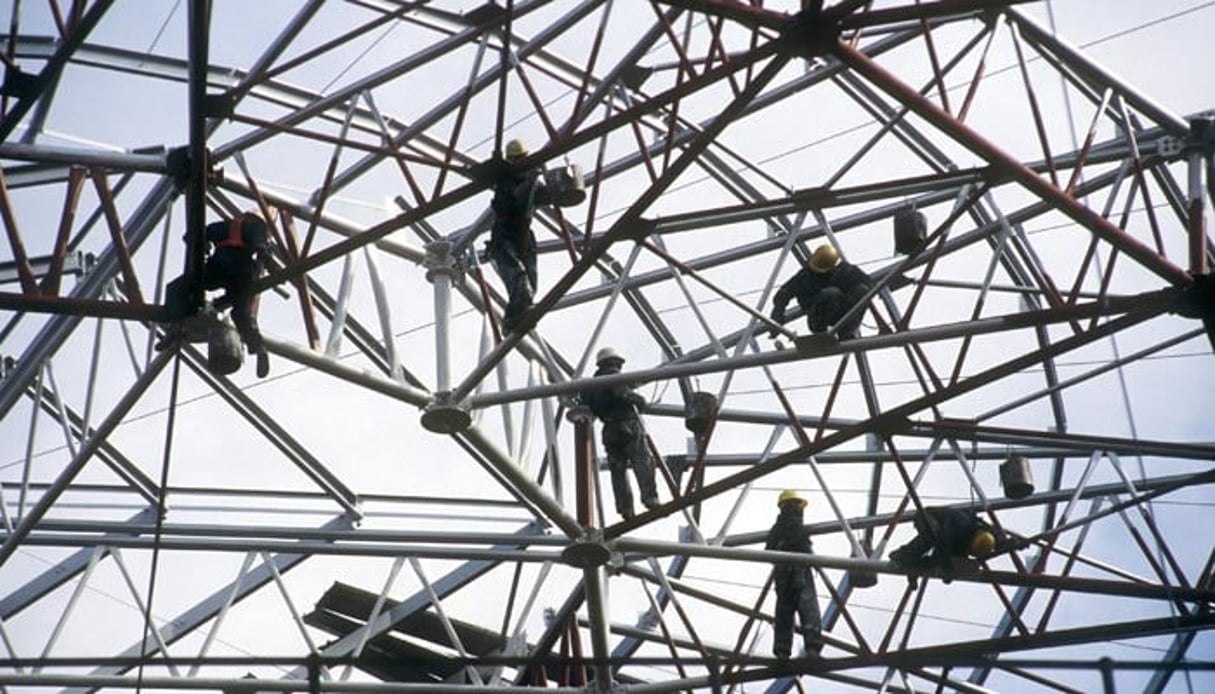 Construction d’un complexe sponsorisé par l’opérateur sud-africain de téléphonie MTN, à Johannesburg. © Graeme Williams/South/REA