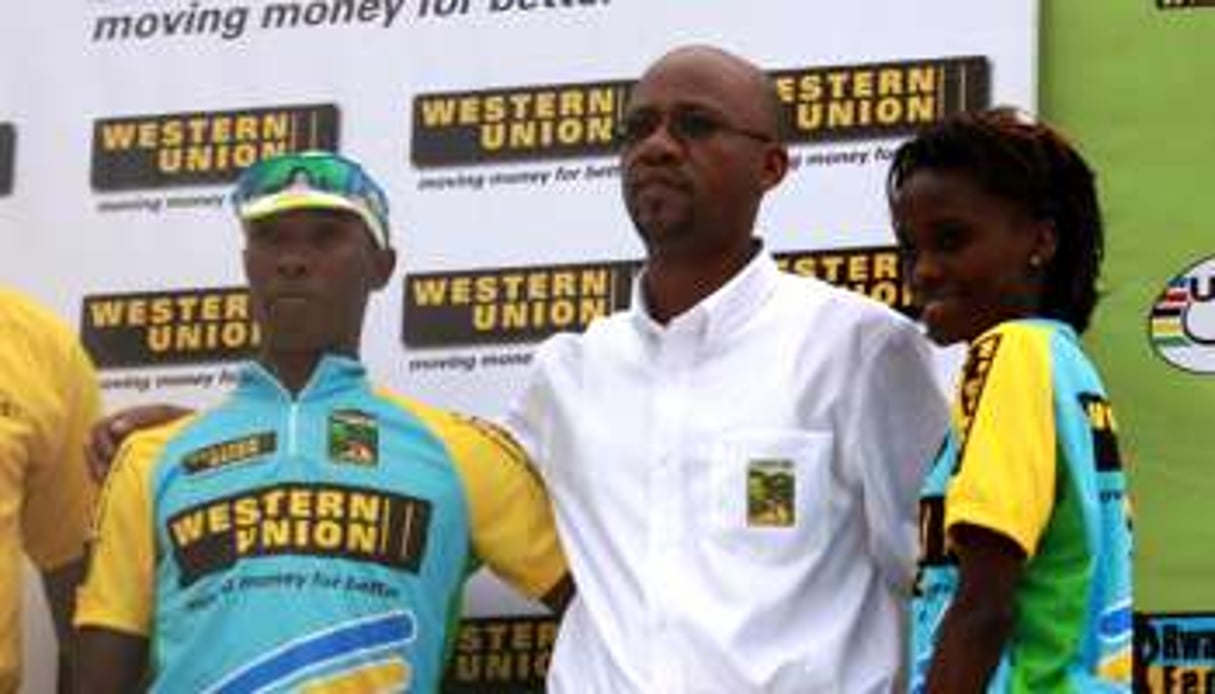 Aimable Bayingana (au centre) sur le podium avec le coureur rwandais Adrien Nyionshuti. © DR
