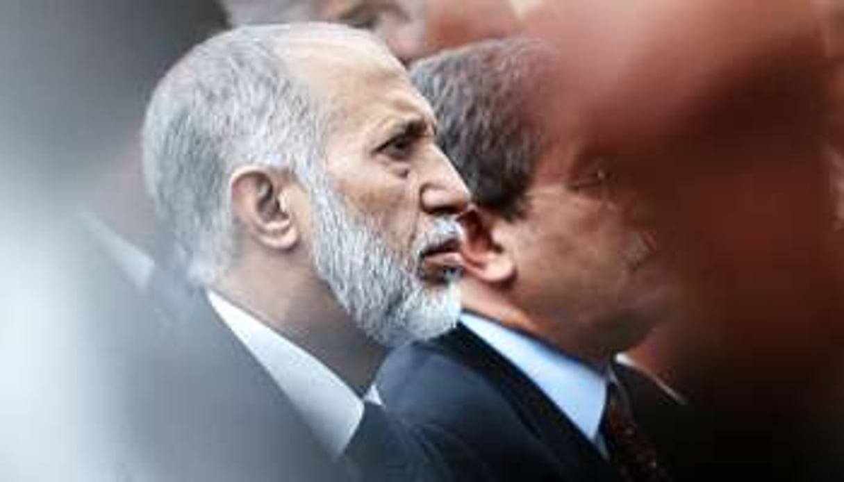 Abdelaziz Belkhadem, secrétaire général du FLN, et Ahmed Ouyahia, du RND. © AFP