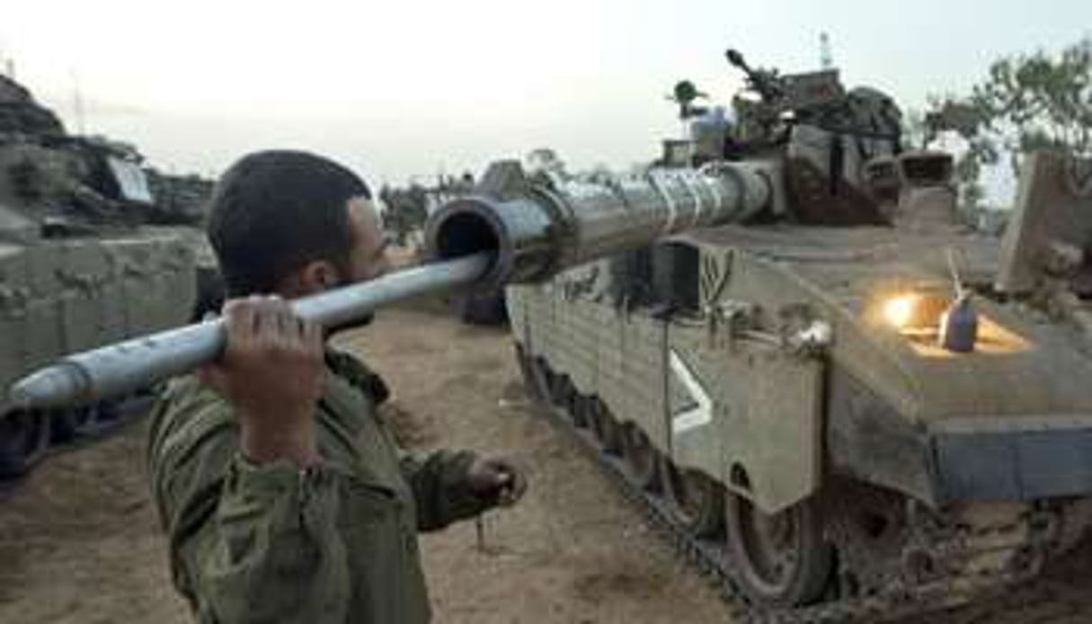 Un soldat israélien nettoie son tank, le 20 novembre 2012 près de Gaza. © AFP