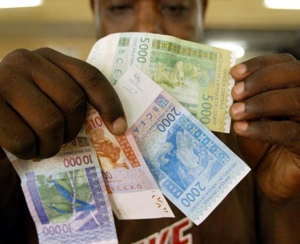 Les transferts d’argent des migrants plus élevés que prévu en 2012 © AFP