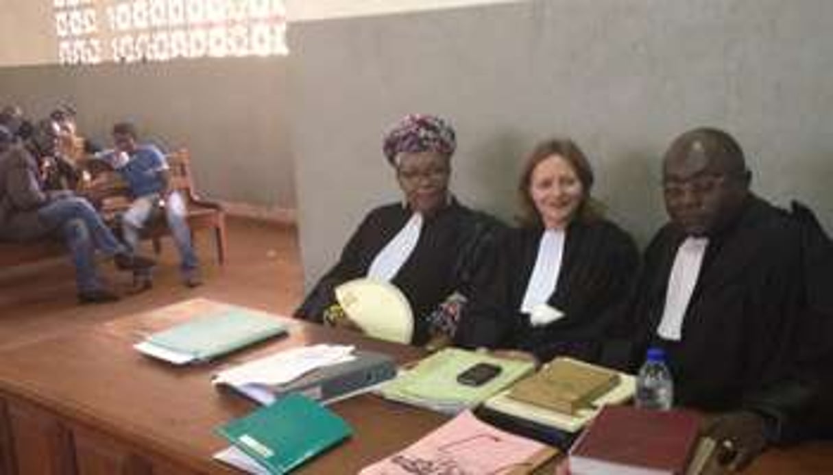 Les avocats de Roger Mbédé avant l’audience du 21 novembre, à Yaoundé. © DR