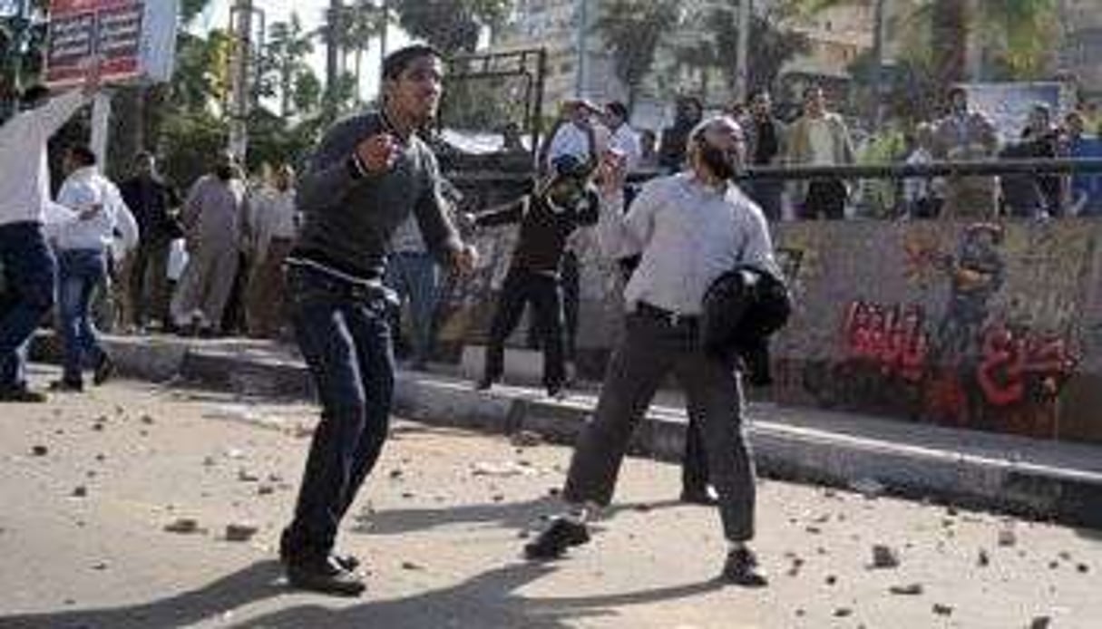 Soutiens et opposants au président Morsi s’affrontent en marge de manifestations à Alexandrie. © AFP