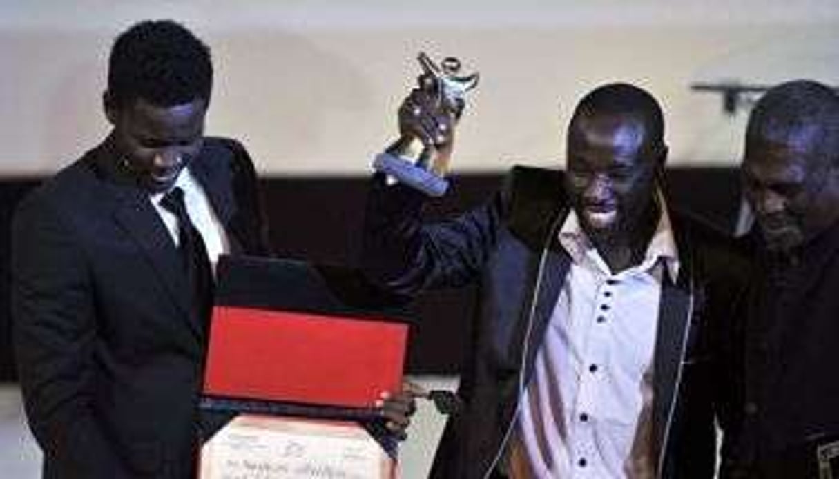Les acteurs sénégalais Babacar Oualy (2e D) et Laity Fall (G). © AFP