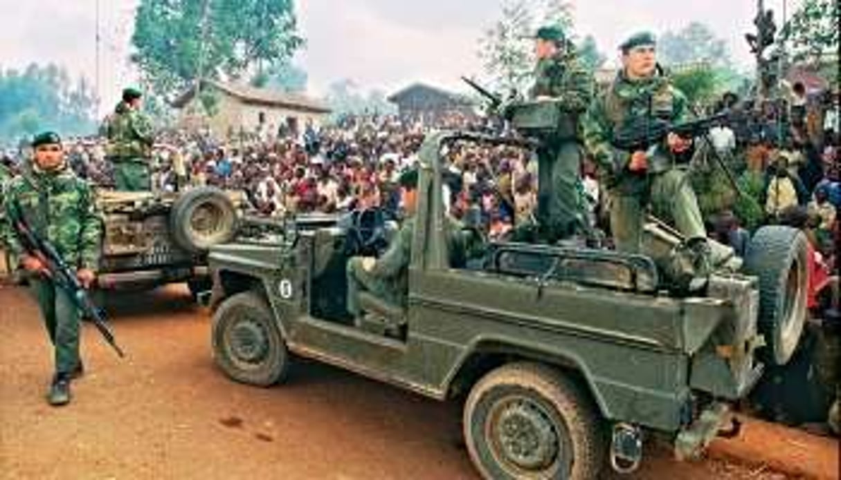 Soldats français lors de l’opération Turquoise, en juillet 1994 dans le sud du Rwanda. © AFP