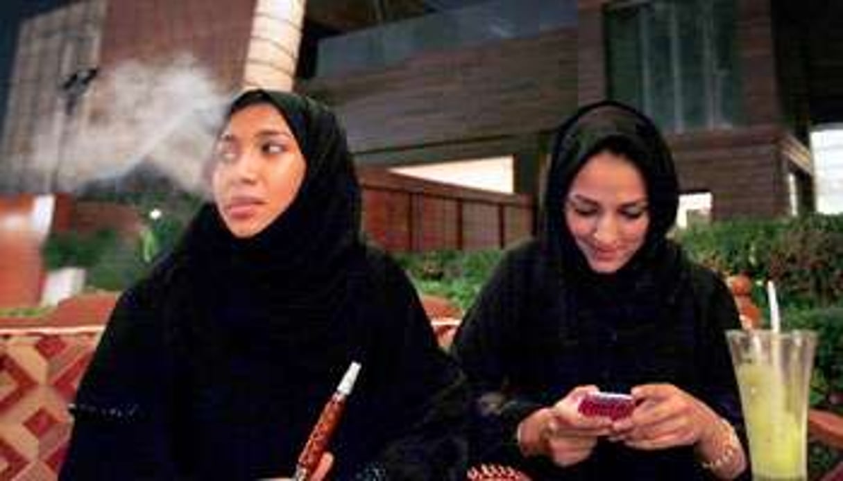 Un moment de répit dans un café, à Djeddah. © Hassan Ammar/AP/Sipa