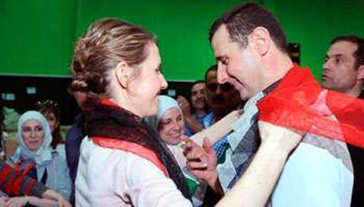 Le couple présidentiel, lors d’une opération de distribution de vivres, le 17 avril, à Damas. © AY-Collection/Sipa