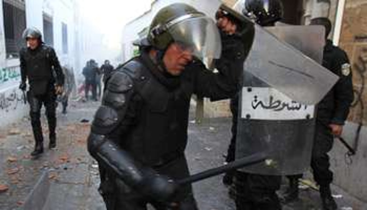 Des policiers à Tunis, le 28 janvier 2011. © Reuters