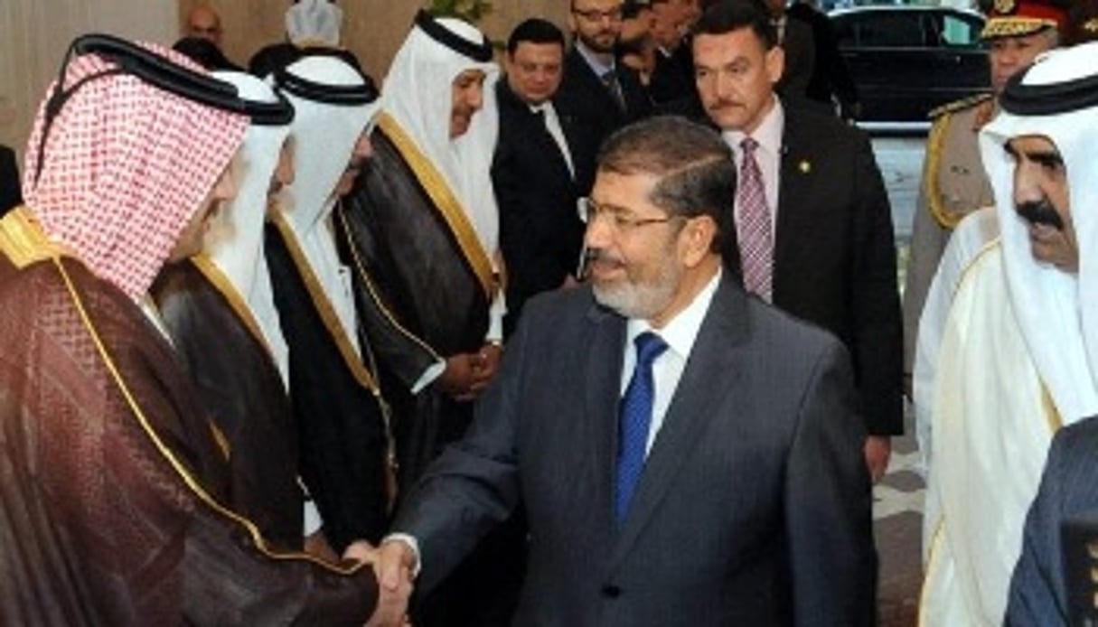 En août, l’émir du Qatar Hamad Ibn Khalifa Al Thani a rendu visite au président égyptien Mohamed Morsi. © AFP