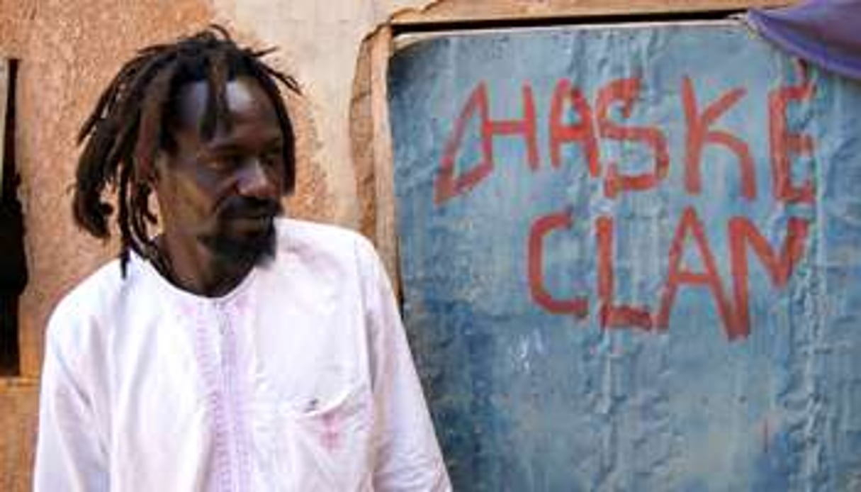 Saydou, rapeur devenu reggaeman, devant chez lui, à Haro Banda. © Emmanuel Haddad