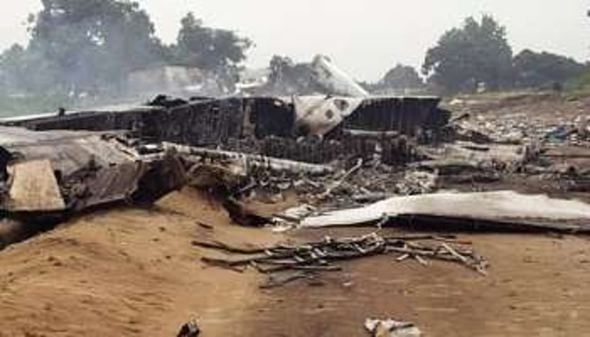 Les débris de l’avion-cargo à Brazzaville, le 30 novembre 2012. © AFP