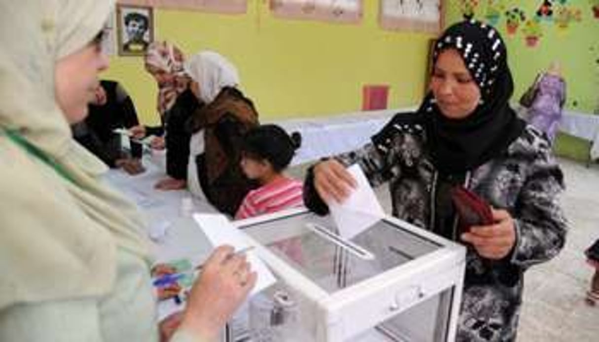 Une Algérienne vote à Alger lors des législatives du 10 mai 2012. © AFP