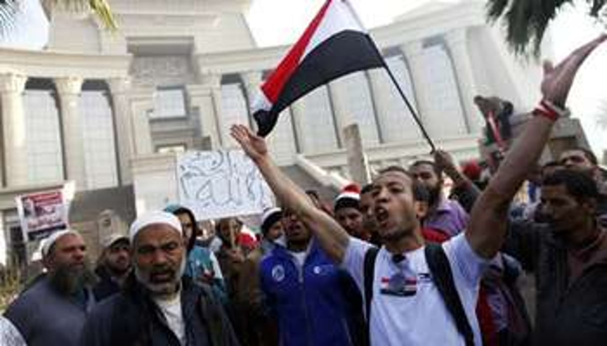 Des partisans du président Morsi devant la Haute cour constitutionnelle, le 2 décembre 2012. © Mahmoud Khaled/AFP