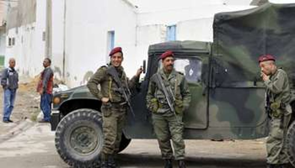 Des soldats dans le quartier rebelle de Douar Hicher. © AFP