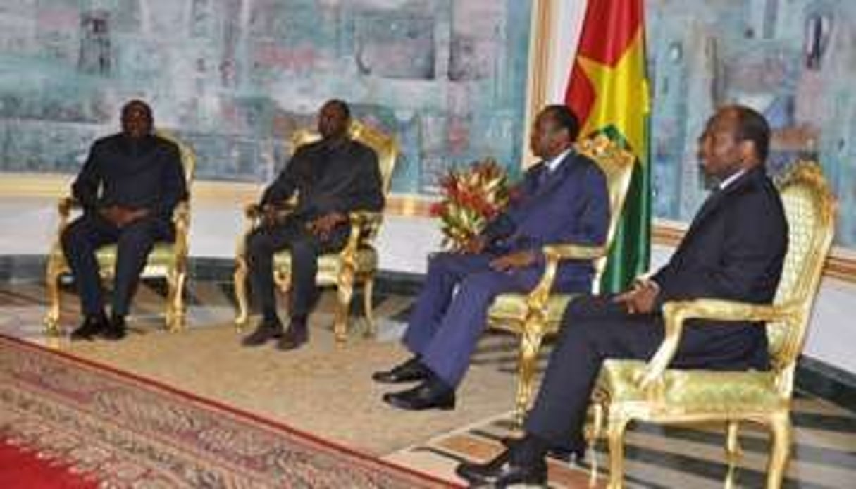 Le président burkinabè Blaise Compaoré (2e à droite), le 3 décembre à Ouagadougou. © AFP