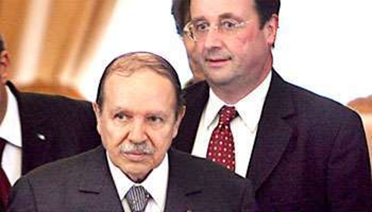 Abdelaziz Bouteflika (à g.) et François Hollande, en 2008. © DR