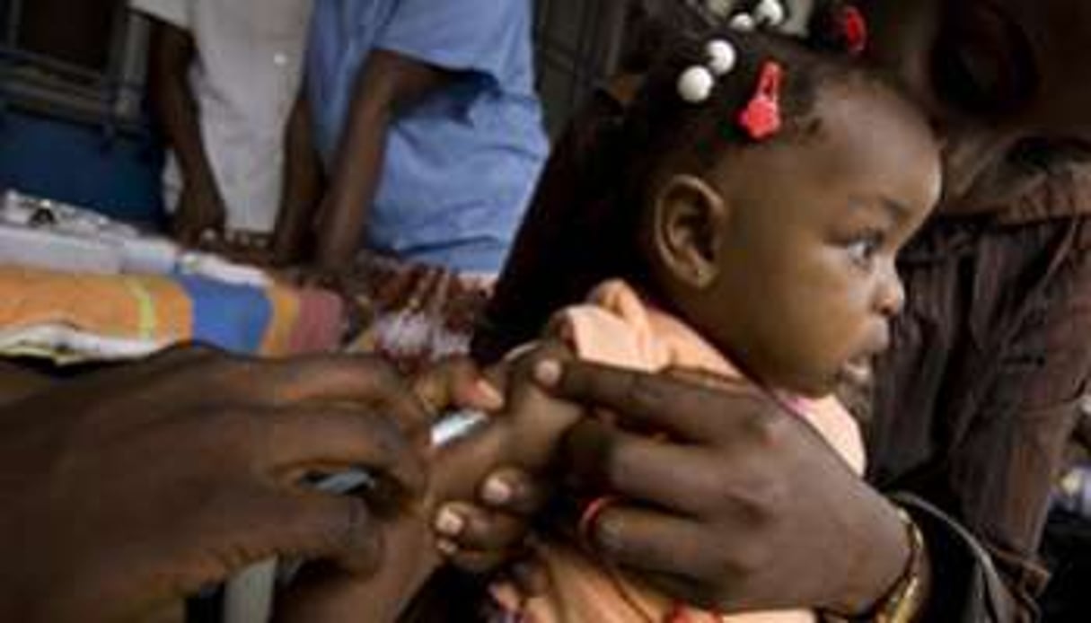 Petite fille se faisant vacciner contre la fièvre jaune à Kinshasa, en RDC. © Olivier Asselin/GAVI Alliance