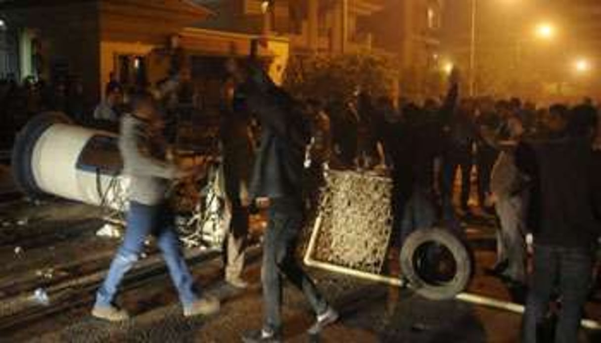 Des manifestants devant le siège des Frères musulmans au Caire, le 6 décembre. © AFP